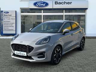 Schräge Frontansicht auf einen Ford Puma , freigestellt