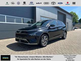 Schräge Frontansicht auf einen Hyundai Bayon , freigestellt