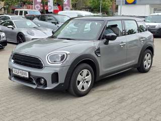 Schräge Frontansicht auf einen MINI Countryman , freigestellt