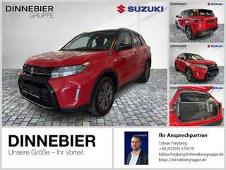 Schräge Frontansicht auf einen Suzuki Vitara , freigestellt