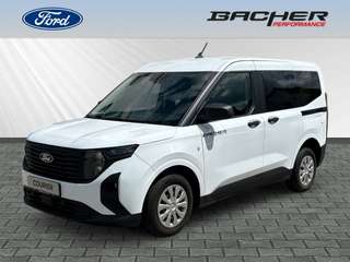 Schräge Frontansicht auf einen Ford Transit Courier , freigestellt
