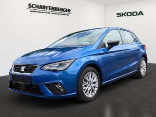 Schräge Frontansicht auf einen SEAT Ibiza , freigestellt