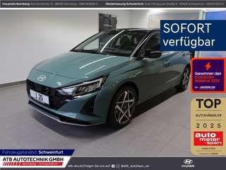 Schräge Frontansicht auf einen Hyundai i20 , freigestellt