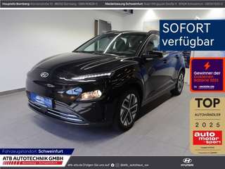 Schräge Frontansicht auf einen Hyundai Kona Elektro , freigestellt