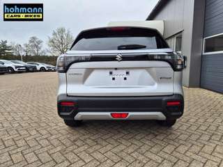 Schräge Frontansicht auf einen Suzuki S-Cross , freigestellt