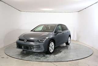 Schräge Frontansicht auf einen Volkswagen Golf , freigestellt