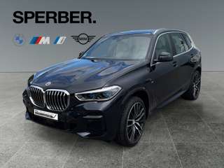 Schräge Frontansicht auf einen BMW X5 , freigestellt