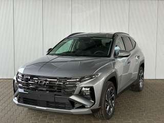 Schräge Frontansicht auf einen Hyundai Tucson , freigestellt