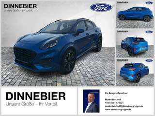 Schräge Frontansicht auf einen Ford Puma , freigestellt