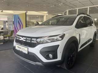 Schräge Frontansicht auf einen Dacia Jogger , freigestellt