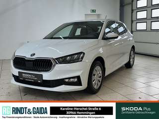 Schräge Frontansicht auf einen Skoda Fabia , freigestellt