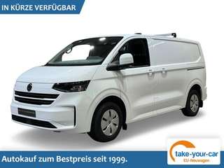 Schräge Frontansicht auf einen Volkswagen Transporter , freigestellt