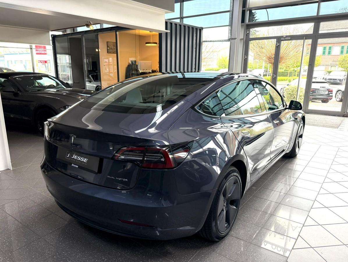 Fahrzeugbild eines TESLA Model 3