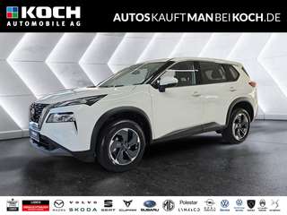 Schräge Frontansicht auf einen Nissan X-TRAIL , freigestellt