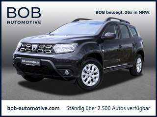Schräge Frontansicht auf einen Dacia Duster , freigestellt