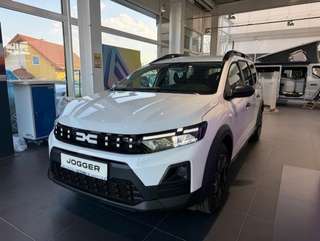 Schräge Frontansicht auf einen Dacia Jogger , freigestellt