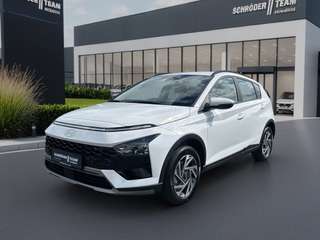Schräge Frontansicht auf einen Hyundai Bayon , freigestellt