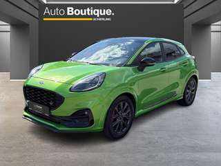 Schräge Frontansicht auf einen Ford Puma , freigestellt