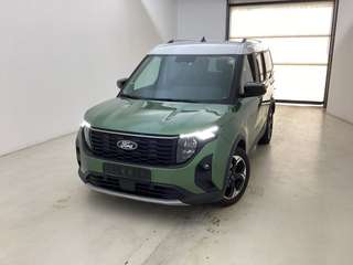 Schräge Frontansicht auf einen Ford Tourneo Courier , freigestellt