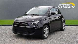 Schräge Frontansicht auf einen Fiat 500 , freigestellt