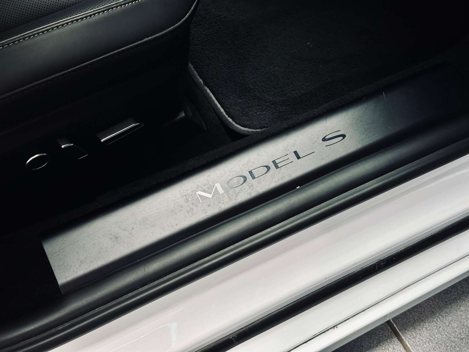 Fahrzeugbild eines TESLA Model S