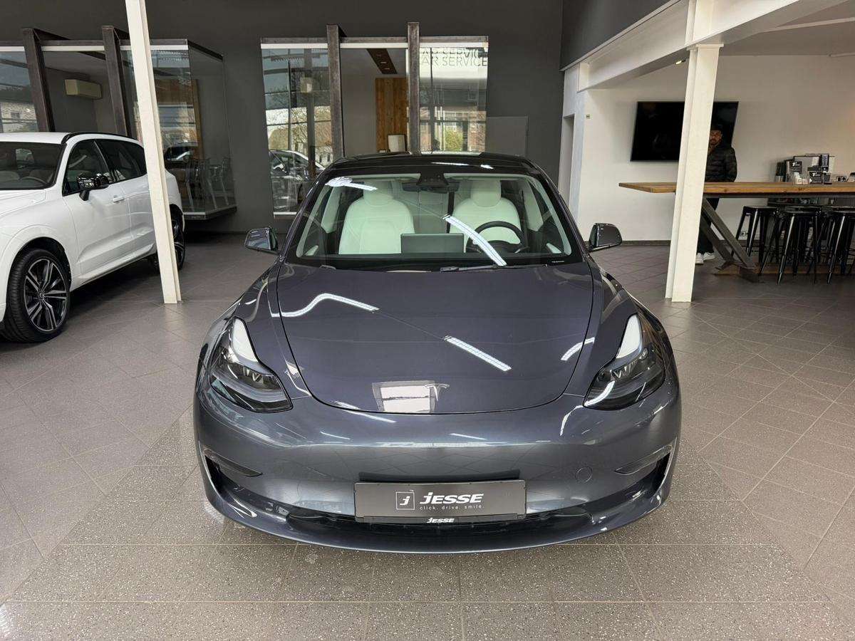 Fahrzeugbild eines TESLA Model 3