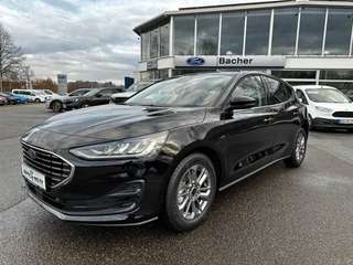 Schräge Frontansicht auf einen Ford Focus , freigestellt