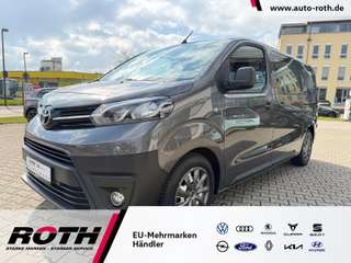 Schräge Frontansicht auf einen Toyota Proace , freigestellt