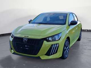 Schräge Frontansicht auf einen Peugeot 208 , freigestellt