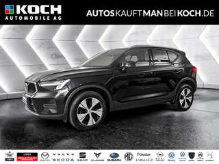 Schräge Frontansicht auf einen Volvo XC40 , freigestellt