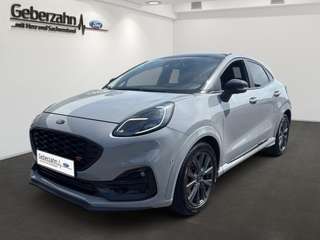 Schräge Frontansicht auf einen Ford Puma , freigestellt