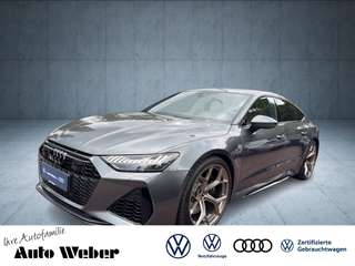 Schräge Frontansicht auf einen Audi RS7 , freigestellt