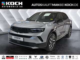 Schräge Frontansicht auf einen Opel Mokka , freigestellt