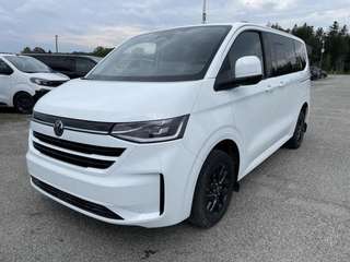 Schräge Frontansicht auf einen Volkswagen Caravelle , freigestellt