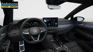 Schräge Frontansicht auf einen Volkswagen Golf , freigestellt