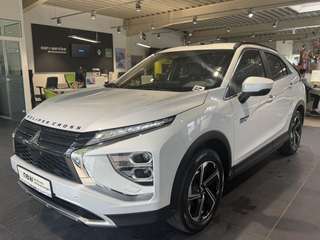 Schräge Frontansicht auf einen Mitsubishi Eclipse Cross , freigestellt