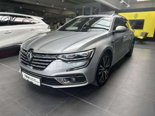 Schräge Frontansicht auf einen Renault Talisman , freigestellt