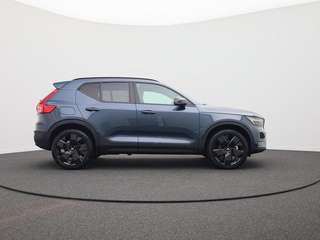 Schräge Frontansicht auf einen Volvo XC40 , freigestellt