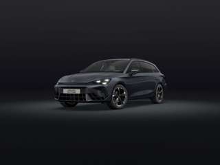 Schräge Frontansicht auf einen CUPRA Leon , freigestellt