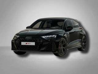 Schräge Frontansicht auf einen Audi RS3 , freigestellt