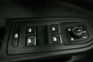 Schräge Frontansicht auf einen Volkswagen Golf , freigestellt