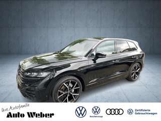 Schräge Frontansicht auf einen Volkswagen Touareg , freigestellt
