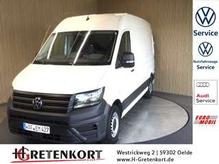 Schräge Frontansicht auf einen Volkswagen Crafter , freigestellt