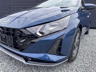 Schräge Frontansicht auf einen Hyundai i20 , freigestellt