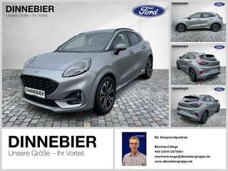 Schräge Frontansicht auf einen Ford Puma , freigestellt
