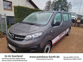 Schräge Frontansicht auf einen Opel Vivaro , freigestellt
