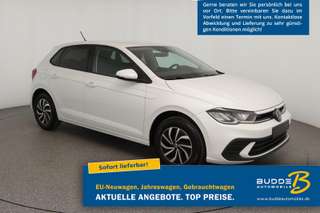 Schräge Frontansicht auf einen Volkswagen Polo , freigestellt