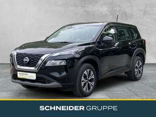 Schräge Frontansicht auf einen Nissan X-TRAIL , freigestellt