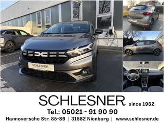 Schräge Frontansicht auf einen Dacia Sandero , freigestellt