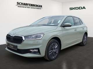Schräge Frontansicht auf einen Skoda Fabia , freigestellt